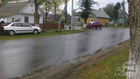 ФОТОФАКТ: Два легковых автомобиля пострадали в аварии в Вилейке