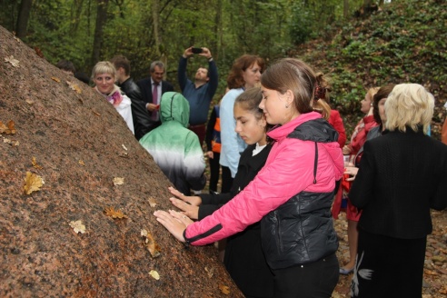 На Ашмяншчыне адбылося ўрачыстае адкрыццё помніка прыроды «Нявясцін камень»