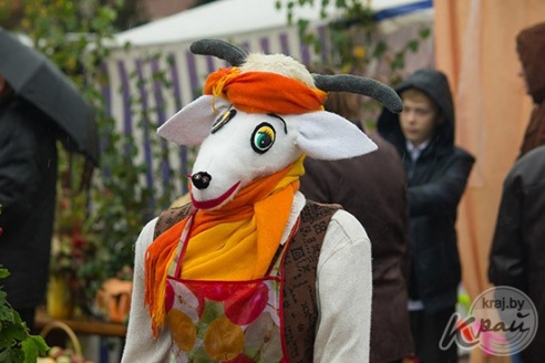В Глубоком на осенней ярмарке в конкурсе «Счастливый случай» разыграли двух телят (ФОТО)