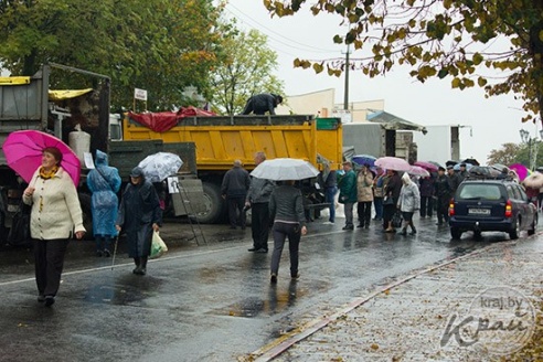 В Глубоком на осенней ярмарке в конкурсе «Счастливый случай» разыграли двух телят (ФОТО)