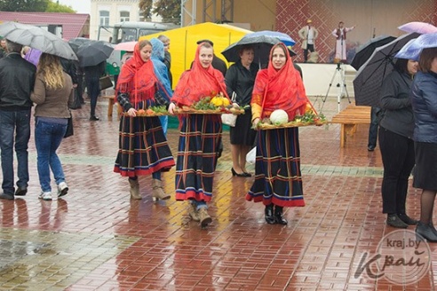 В Глубоком на осенней ярмарке в конкурсе «Счастливый случай» разыграли двух телят (ФОТО)