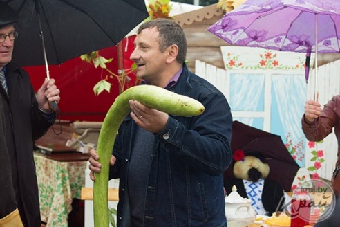 В Глубоком на осенней ярмарке в конкурсе «Счастливый случай» разыграли двух телят (ФОТО)