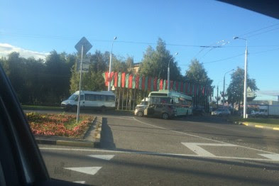 Фотофакт: в Гомеле на кольце возле торгового оборудования столкнулись легковушка и троллейбус Фотофакт: в Гомеле на кольце возле торгового оборудования столкнулись легковушка и троллейбус