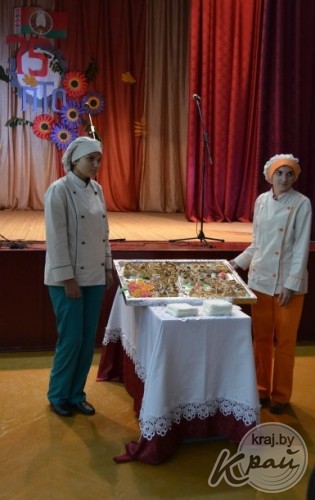 На празднике в вилейском колледже гостей угощали шоколадным фондю (ФОТО)