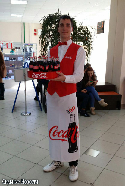 В ТЦ «Секрет» к 100-летнему юбилею бутылки Coca-Cola организовали бесплатную раздачу напитка