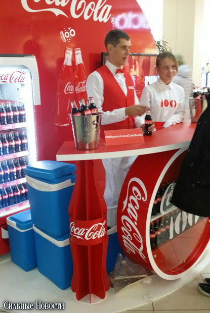 В ТЦ «Секрет» к 100-летнему юбилею бутылки Coca-Cola организовали бесплатную раздачу напитка