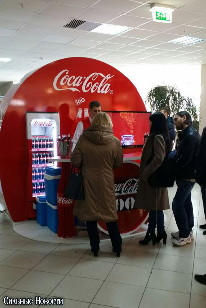 В ТЦ «Секрет» к 100-летнему юбилею бутылки Coca-Cola организовали бесплатную раздачу напитка