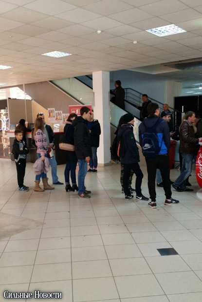 В ТЦ «Секрет» к 100-летнему юбилею бутылки Coca-Cola организовали бесплатную раздачу напитка