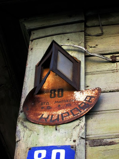 «Даже по люкам можно изучать историю и географию»: архитектор из Гомеля собирает городские артефакты