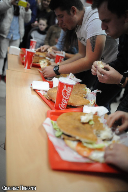 Торговый центр «Секрет» отметил свой День рождения Чемпионатом по поеданию бургеров и выбором «Мисс Секрет»