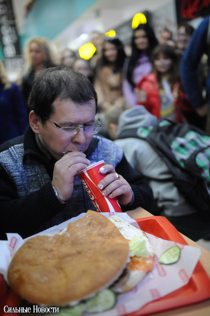 Торговый центр «Секрет» отметил свой День рождения Чемпионатом по поеданию бургеров и выбором «Мисс Секрет»