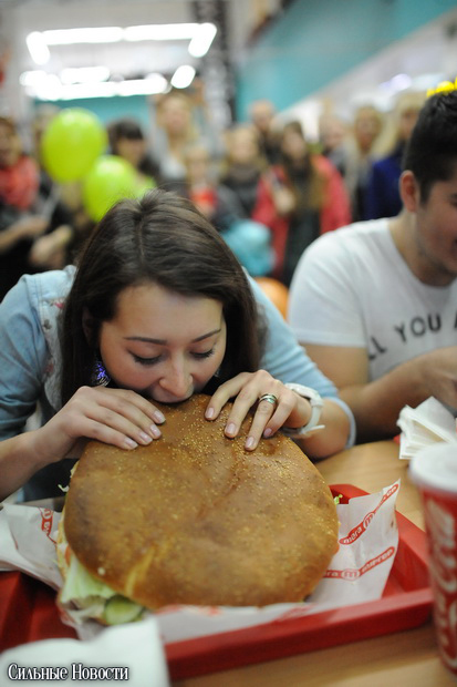 Торговый центр «Секрет» отметил свой День рождения Чемпионатом по поеданию бургеров и выбором «Мисс Секрет»