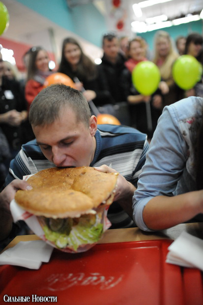 Торговый центр «Секрет» отметил свой День рождения Чемпионатом по поеданию бургеров и выбором «Мисс Секрет»