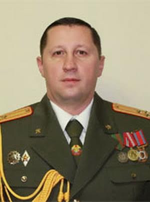 Фотофакт: ради ремонта ливневки у подъезда срезали асфальт. Ливневку отремонтировали, участок без асфальта остался