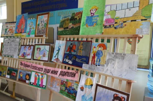 В рамках месячника безопасного труда на базе Костюковичского унитарного коммунального предприятия «Водоканал» была организована выставка рисунков (+ фото)