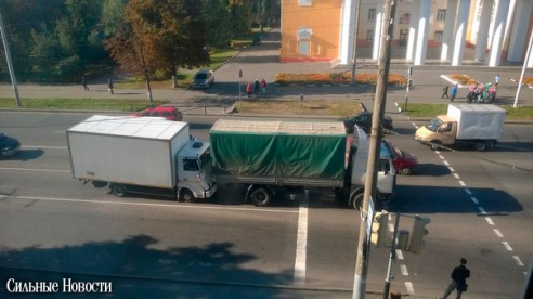 Фотофакт: на проспекте Космонавтов столкнулись два грузовика