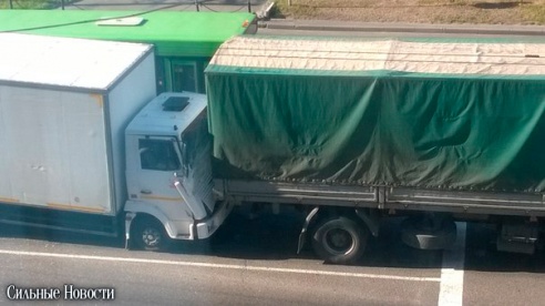 Фотофакт: на проспекте Космонавтов столкнулись два грузовика