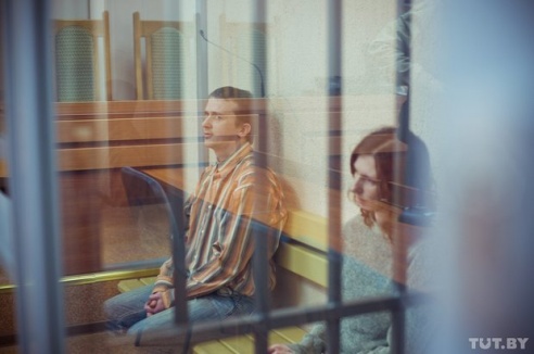 Родители, оставившие грудную девочку умирать в гомельской малосемейке, приговорены к 19 годам лишения свободы каждый