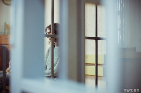 Родители, оставившие грудную девочку умирать в гомельской малосемейке, приговорены к 19 годам лишения свободы каждый