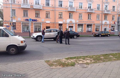 Фотофакт: на перекрестке улицы Карповича и проспекта Ленина столкнулись БМВ и пригородный автобус, по всему проспекту образовалась пробка