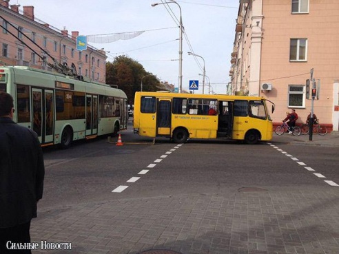 Фотофакт: на перекрестке улицы Карповича и проспекта Ленина столкнулись БМВ и пригородный автобус, по всему проспекту образовалась пробка