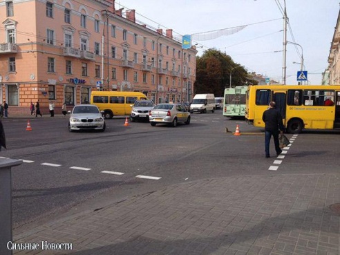 Фотофакт: на перекрестке улицы Карповича и проспекта Ленина столкнулись БМВ и пригородный автобус, по всему проспекту образовалась пробка