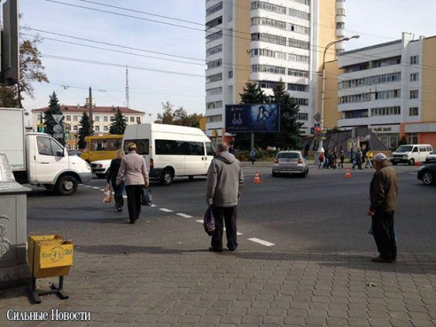 Фотофакт: на перекрестке улицы Карповича и проспекта Ленина столкнулись БМВ и пригородный автобус, по всему проспекту образовалась пробка