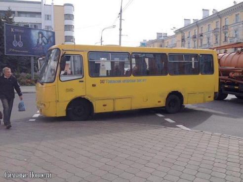 Фотофакт: на перекрестке улицы Карповича и проспекта Ленина столкнулись БМВ и пригородный автобус, по всему проспекту образовалась пробка