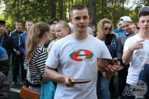 Капитан команды воркаутеров из Вилейки Виталий Зубати установил рекорд по количеству подтягиваний на перекладине (ФОТО)