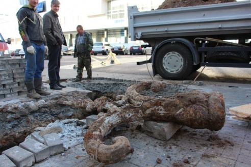 Фотофакт: в Гомеле при прокладке кабеля нашли фонарь 50-х годов