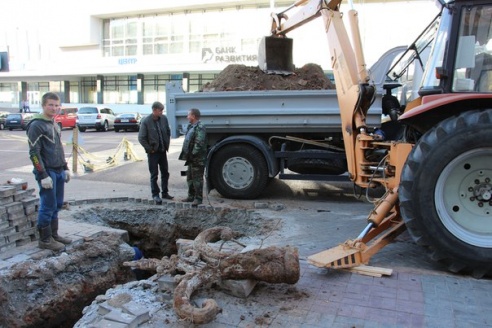 Фотофакт: в Гомеле при прокладке кабеля нашли фонарь 50-х годов