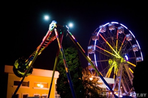 Как выглядит центральный гомельский парк вечером