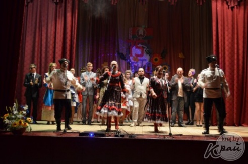 На празднике в вилейском колледже гостей угощали шоколадным фондю (ФОТО)