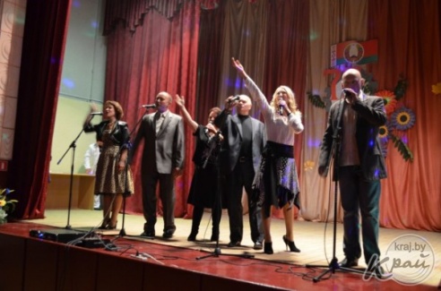 На празднике в вилейском колледже гостей угощали шоколадным фондю (ФОТО)