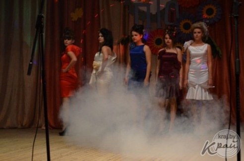 На празднике в вилейском колледже гостей угощали шоколадным фондю (ФОТО)