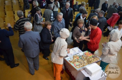На празднике в вилейском колледже гостей угощали шоколадным фондю (ФОТО)