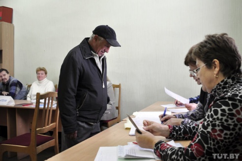 «Наш президент — универсальный, он для всех»: репортаж TUT.BY о досрочном голосовании в Гомеле