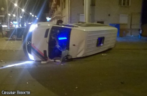 Фотофакт: вечером на «Универмаге» столкнулись Mercedes и микроавтобус