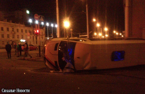 Фотофакт: вечером на «Универмаге» столкнулись Mercedes и микроавтобус