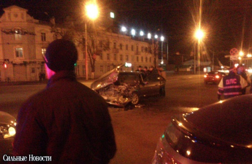 Фотофакт: вечером на «Универмаге» столкнулись Mercedes и микроавтобус