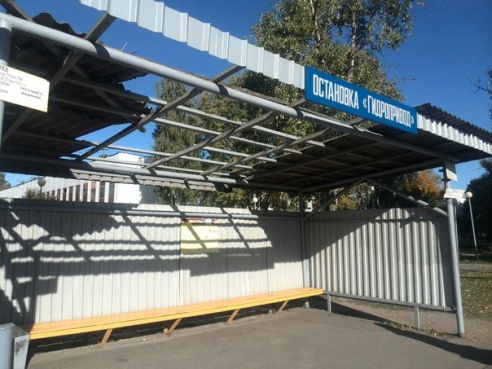 Четыре месяца назад ураган повредил остановку. Последствия непогоды до сих пор не устранены