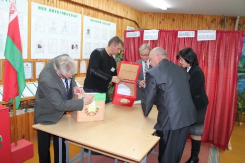 Подсчет голосов в Костюковичах прошел в присутствии наблюдателей ОБСЕ (+ фото)