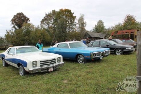 Катание на БТРе и презентация ретроавтомобилей. Любители раритетов закрыли сезон в Вилейском районе (ФОТО)