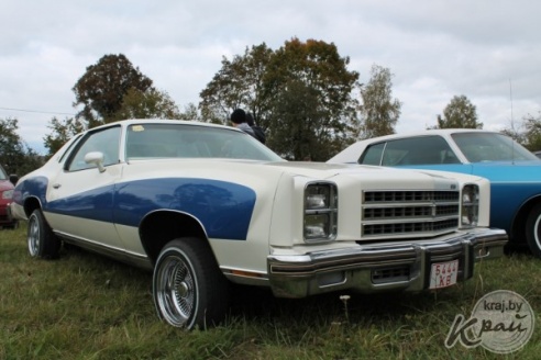 Катание на БТРе и презентация ретроавтомобилей. Любители раритетов закрыли сезон в Вилейском районе (ФОТО)