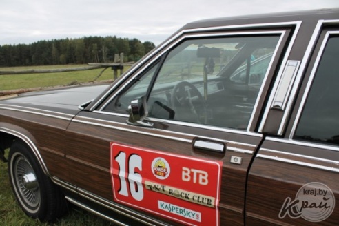 Катание на БТРе и презентация ретроавтомобилей. Любители раритетов закрыли сезон в Вилейском районе (ФОТО)