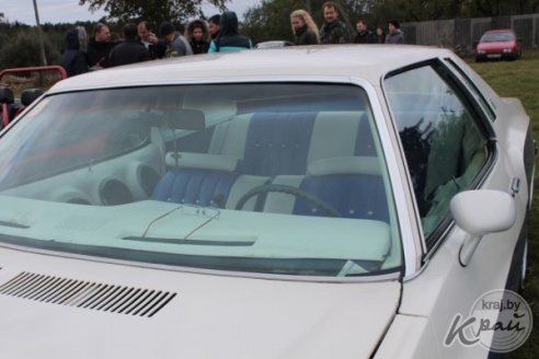 Катание на БТРе и презентация ретроавтомобилей. Любители раритетов закрыли сезон в Вилейском районе (ФОТО)