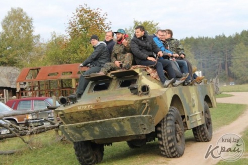 Катание на БТРе и презентация ретроавтомобилей. Любители раритетов закрыли сезон в Вилейском районе (ФОТО)