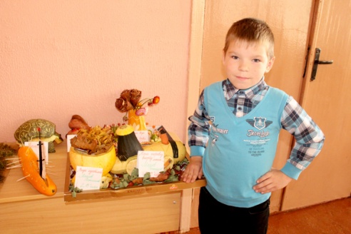 Яркая выставка из даров природы «Осенний серпантин» работала в начале октября в СШ №1 г. п. Лиозно