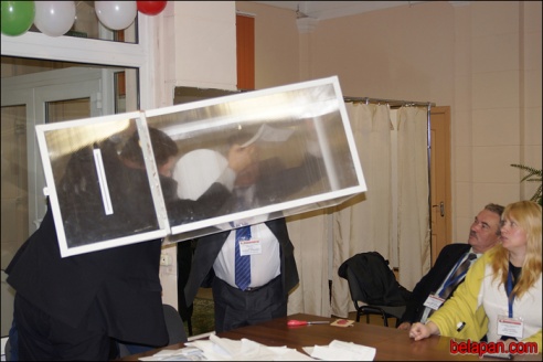 Подсчет голосов в Гомеле. «Ой, а чью это руку показывают по телевизору?»