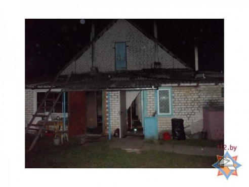 В Вилейке спасатели помогли выбраться пенсионеру из горящего дома (ФОТО)